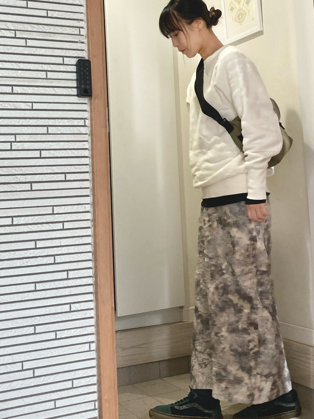 「スウェット、オールドスクール、最近のいい感じコーデ、秋冬コーデ、大人かわいい、スポーツミックス、カーキ、バンズオールドスクール、スニーカーコーデ、スニーカー女子、スニーカー スカート」｜「MACPHEEのアイテム（スウェット、ホワイト系）」を使った、33さん（骨格ナチュラル・レディース・167cm）の秋コーディネートの1枚目の写真
