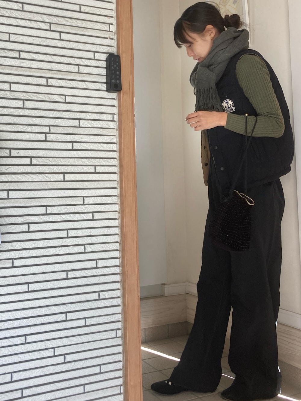 「ラフコーデ、Y's、ニットコーデ、マフラーぐるぐる、リラックススタイル、ママファッション、シンプルスタイル、40代ファッション、ママコーデ」｜「Y'sのアイテム（その他パンツ、ブラック系）」を使った、33さん（骨格ナチュラル・レディース・167cm）の冬コーディネートの1枚目の写真