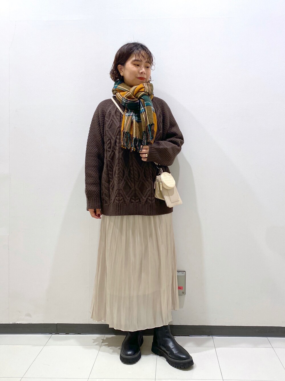 「ブラウンコーデ、マフラーコーデ、ケーブルニット、LOWRYSFARM、ゆるコーデ、プチプラコーデ、大人ガーリー」｜「LOWRYS FARMのケーブルプルオーバーLS　239427（ニット/セーター、ブラウン系）」を使った、あかぷくさん（レディース・160cm）の冬コーディネートの1枚目の写真