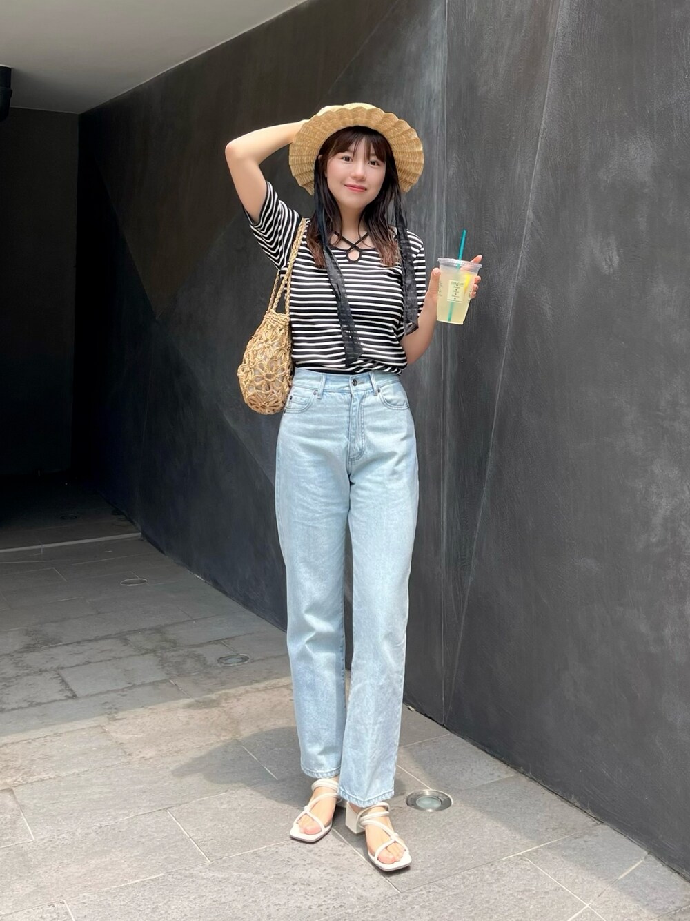 「大人カジュアル、夏コーデ、休日スタイル、麦わら帽子、デニム、かごバッグ、今日のコーデ、おでかけコーデ、おしゃれさんと繋がりたい、ボーダー、デニムコーデ、フリーズマート(FREE'S MART)、カンカン帽、フェススタイル」｜「FREE'S MARTの◆ホルターネック半袖カットソー（Tシャツ/カットソー、ホワイト系）」を使った、𝐑𝐈𝐎さん（レディース・163cm）の夏コーディネートの1枚目の写真