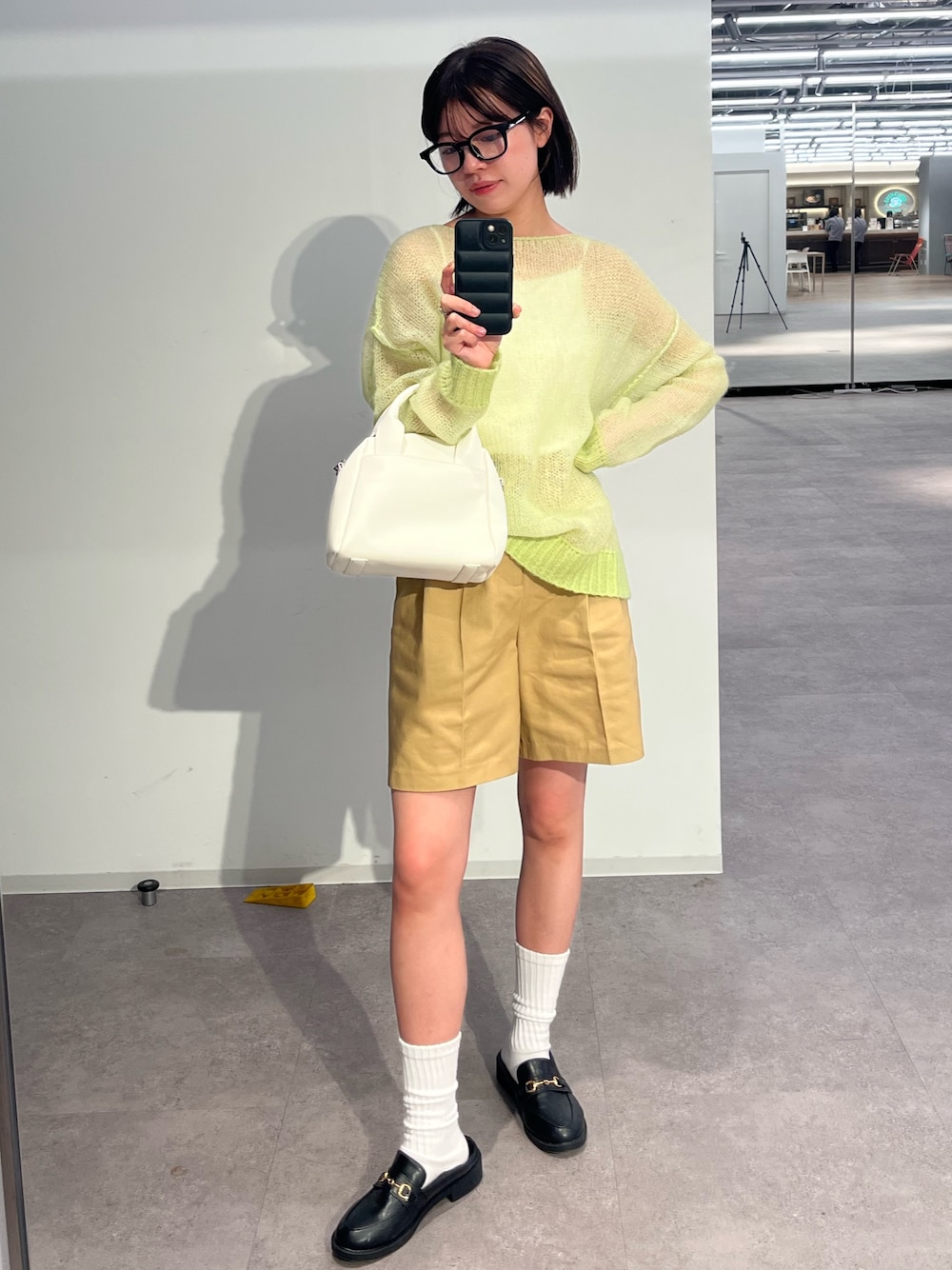 「春色、メガネ女子、春服、おしゃれさんと繋がりたい、キレイめカジュアル、初春コーデ、休日スタイル、ootd、大人カジュアル、ローファー、ニット、グリーン、フリーズマート(FREE'S MART)、プチプラコーデ、リラックススタイル」｜「FREE'S MARTの◆配色レイヤードシアーニット（ニット/セーター、グリーン系）」を使った、𝐑𝐈𝐎さん（レディース・163cm）の冬コーディネートの1枚目の写真