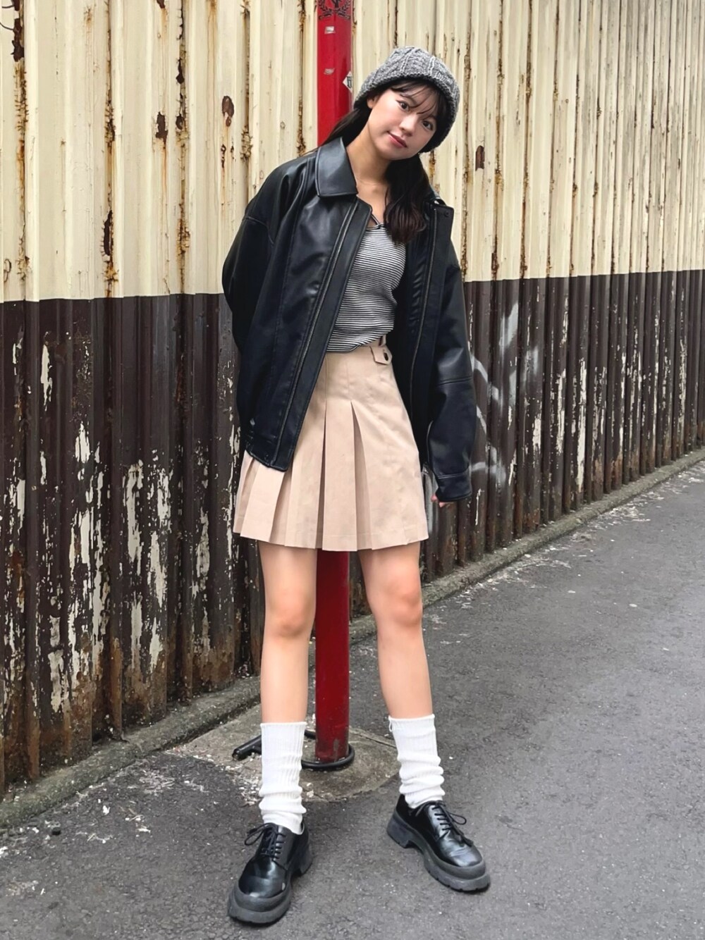 「秋服まるっと大公開、ストリート、秋コーデ、ジャケットスタイル、お出かけコーデ、休日スタイル、ニット帽、レザージャケット、ミニスカート、カジュアルコーデ、フリーズマート(FREE'S MART)、オトナカジュアル、秋冬コーデ、いいね、save、フォローお願いします🤑」｜「FREE'S MARTの◆フェイクレザーオーバーブルゾン（ライダースジャケット、ブラック系）」を使った、𝐑𝐈𝐎さん（レディース・163cm）の秋コーディネートの1枚目の写真