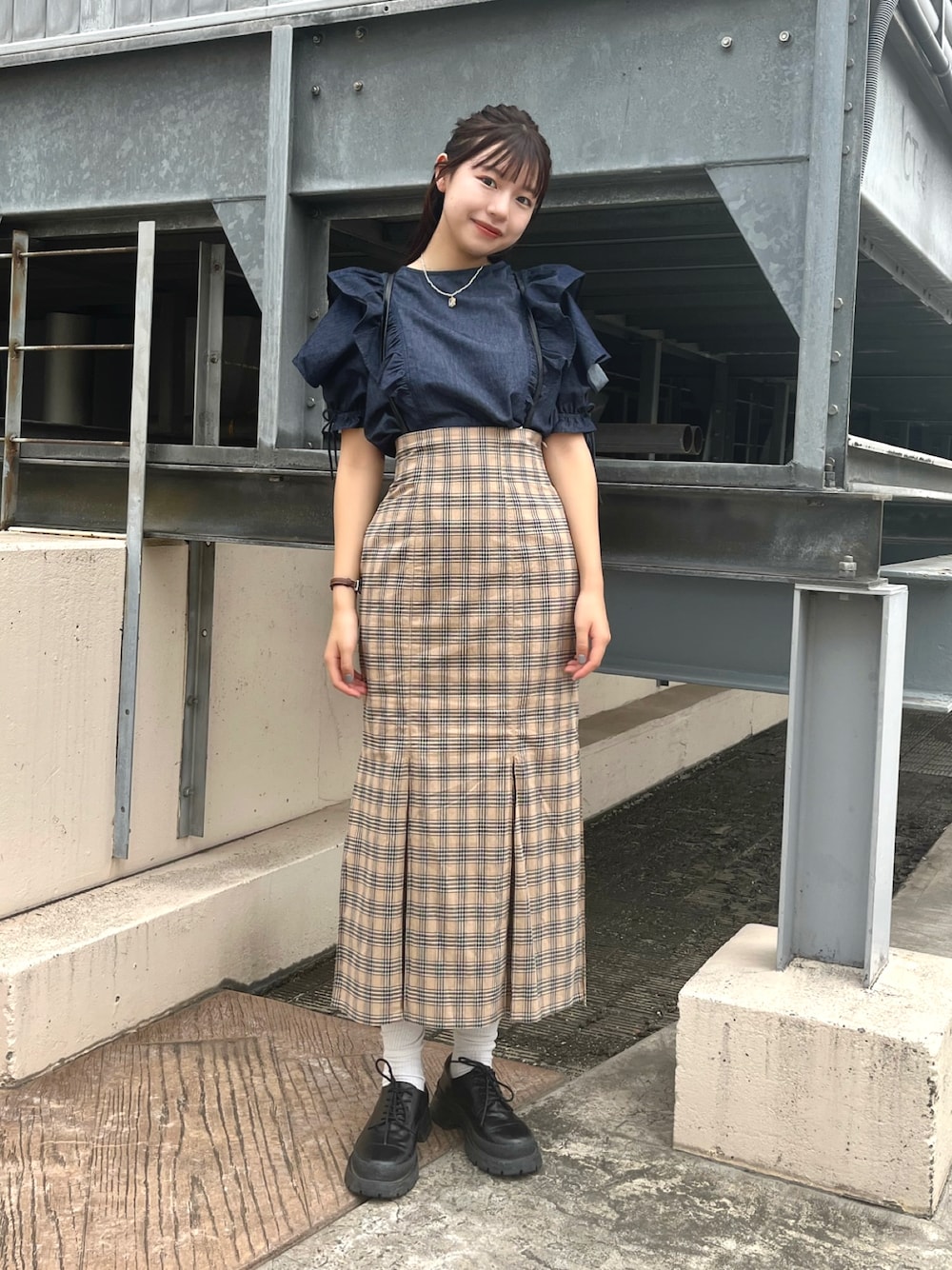 「大人カジュアル、秋コーデ、シャツスタイル、マーメイドスカート、チェック、ハイウエスト、厚底シューズ、ブラウス、デニム、秋服、フリーズマート(FREE'S MART)、おしゃれさんと繋がりたい、今日のコーデ、サスペンダー、オトナカワイイ」｜「FREE'S MARTの前後2Wayフリルスリーブブラウス（シャツ/ブラウス、ブルー系）」を使った、𝐑𝐈𝐎さん（レディース・163cm）の夏コーディネートの1枚目の写真