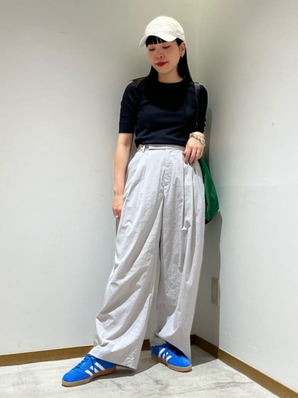 ブラック系のTシャツ/カットソー、グレー系のその他パンツ、ブルー系のスニーカーを着用したレディースの夏コーディネートの1枚目の写真