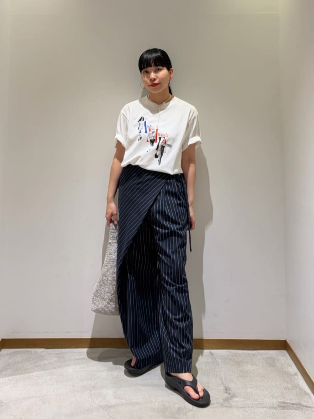 その他のTシャツ/カットソー、ブルー系のその他パンツ、シルバー系のショルダーバッグを着用したレディースの夏コーディネートの1枚目の写真
