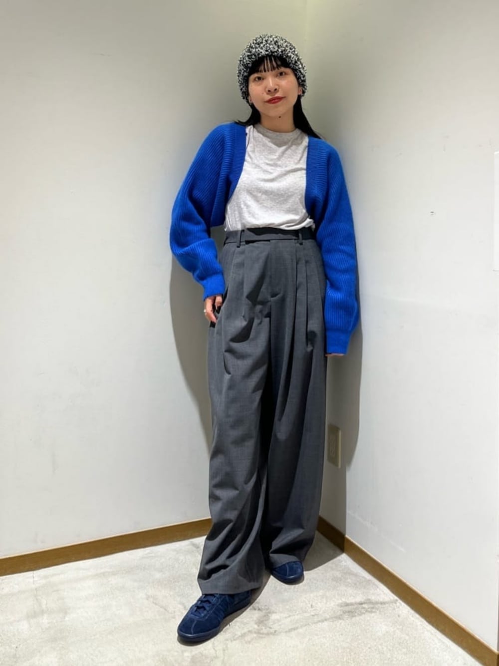 グレー系のその他パンツ、ブルー系のカーディガン/ボレロ、グレー系のTシャツ/カットソーを着用したレディースの秋コーディネートの1枚目の写真