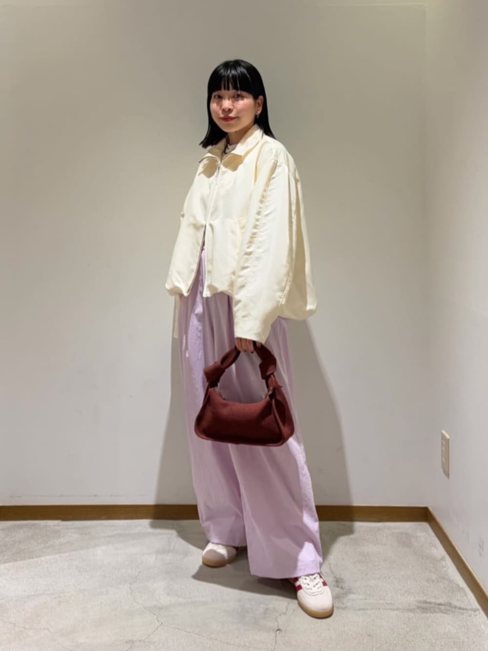 ホワイト系のTシャツ/カットソー、ホワイト系のTシャツ/カットソー、ホワイト系のブルゾンを着用したレディースの春コーディネートの1枚目の写真