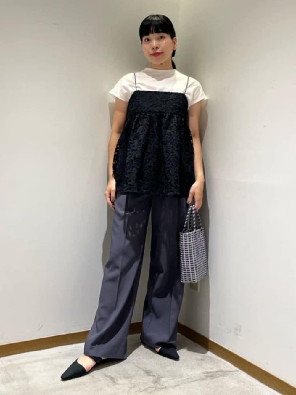 ブラック系のその他トップス、ホワイト系のTシャツ/カットソー、グレー系のその他パンツを着用したレディースの秋コーディネートの1枚目の写真