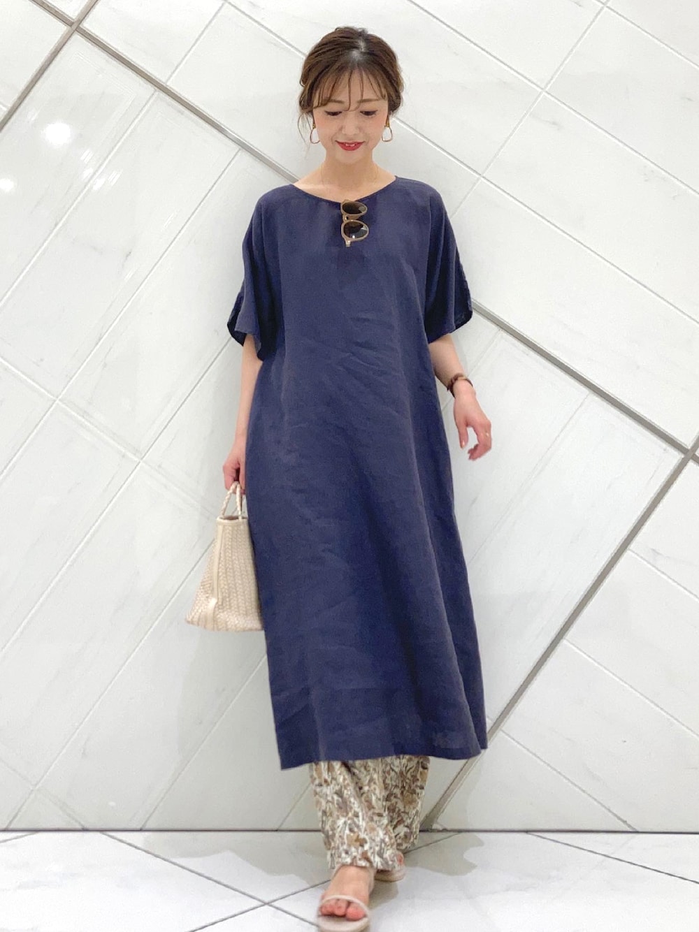 「大人カジュアル、フラワープリント、花柄パンツ、リゾートスタイル、ママコーデ、ラクチンコーデ、URBAN RESEARCH DOORS、アーバンリサーチドアーズ、ママファッション」｜「URBAN RESEARCH DOORSの【WEB限定】フラワープリントイージーパンツ（その他パンツ、ホワイト系）」を使った、イノウエ ユミさん（レディース・158cm）の夏コーディネートの1枚目の写真