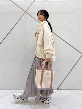 「URBAN RESEARCH DOORS（アーバンリサーチドアーズ）の撥水/防花粉スタンドブルゾン（ブルゾン、ホワイト系）」を使った、井上　裕美さん（レディース・158cm）の春コーディネート