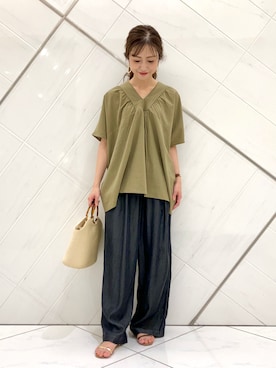 「URBAN RESEARCH DOORS（アーバンリサーチドアーズ）のピンタックギャザーVネックブラウス（シャツ/ブラウス）」を使った、井上　裕美さん（レディース・158cm）の夏コーディネート