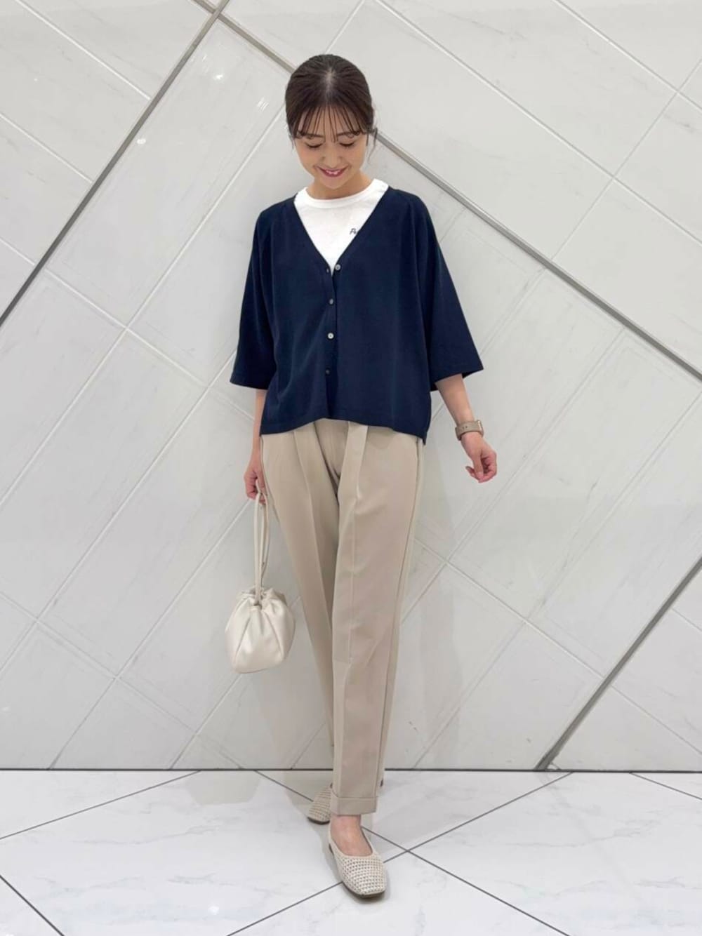 イノウエ ユミさんの「2WAY巾着ショルダーバッグ（URBAN RESEARCH DOORS）」を使ったコーディネートの1枚目の写真