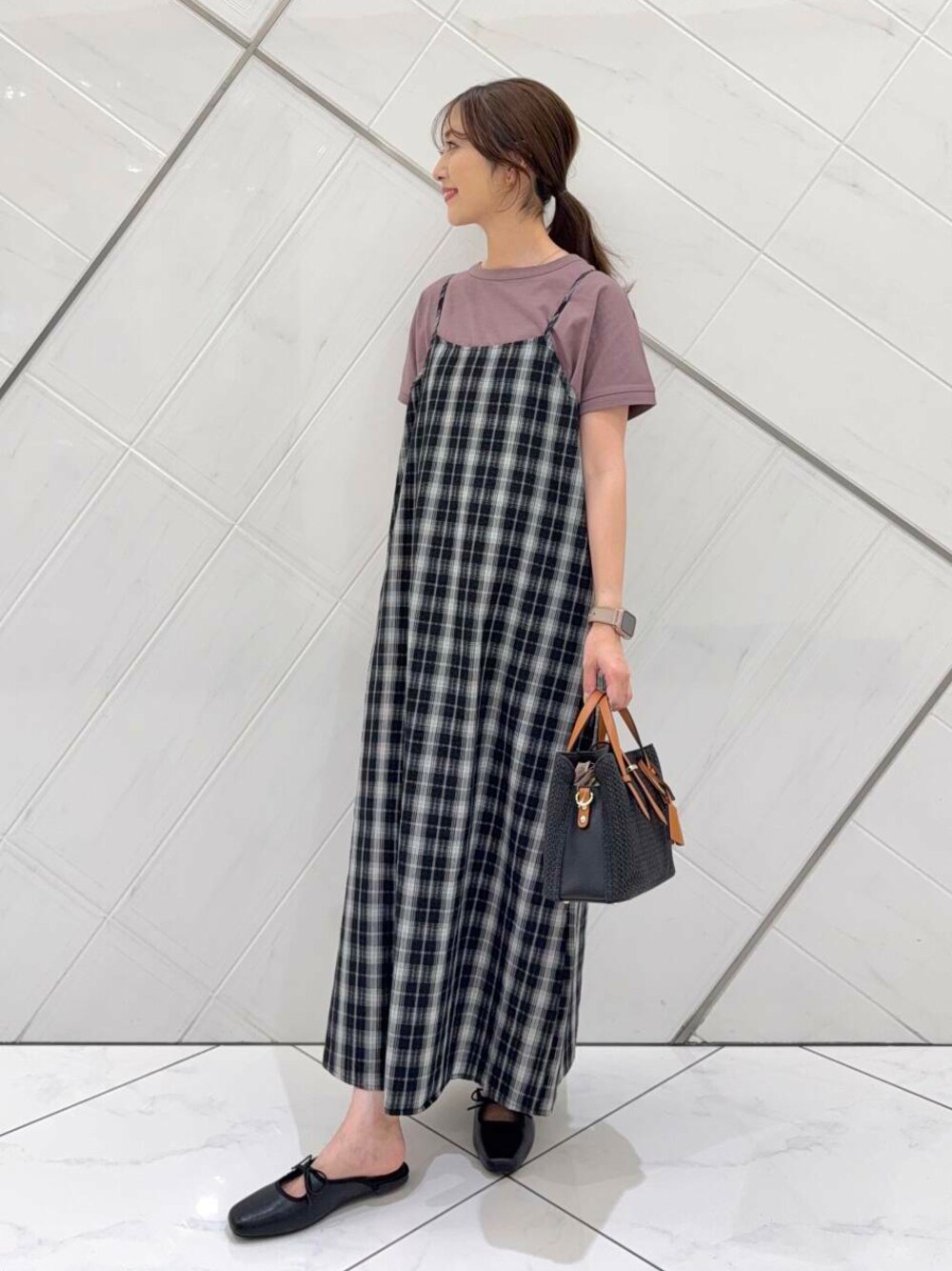 ブラック系のトートバッグ、ブラック系のサンダル、レッド系のTシャツ/カットソーを着用したレディースの夏コーディネートの1枚目の写真