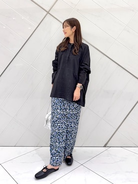 「URBAN RESEARCH DOORS（アーバンリサーチドアーズ）の『接触冷感/吸水速乾/イージーケア』フラワープリントドライタッチリラックスパンツ（その他パンツ）」を使った、井上　裕美さん（レディース・158cm）の秋コーディネート