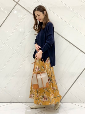 「URBAN RESEARCH DOORS（アーバンリサーチドアーズ）のレーヨン大花柄スカート（スカート）」を使った、井上　裕美さん（レディース・158cm）の秋コーディネート