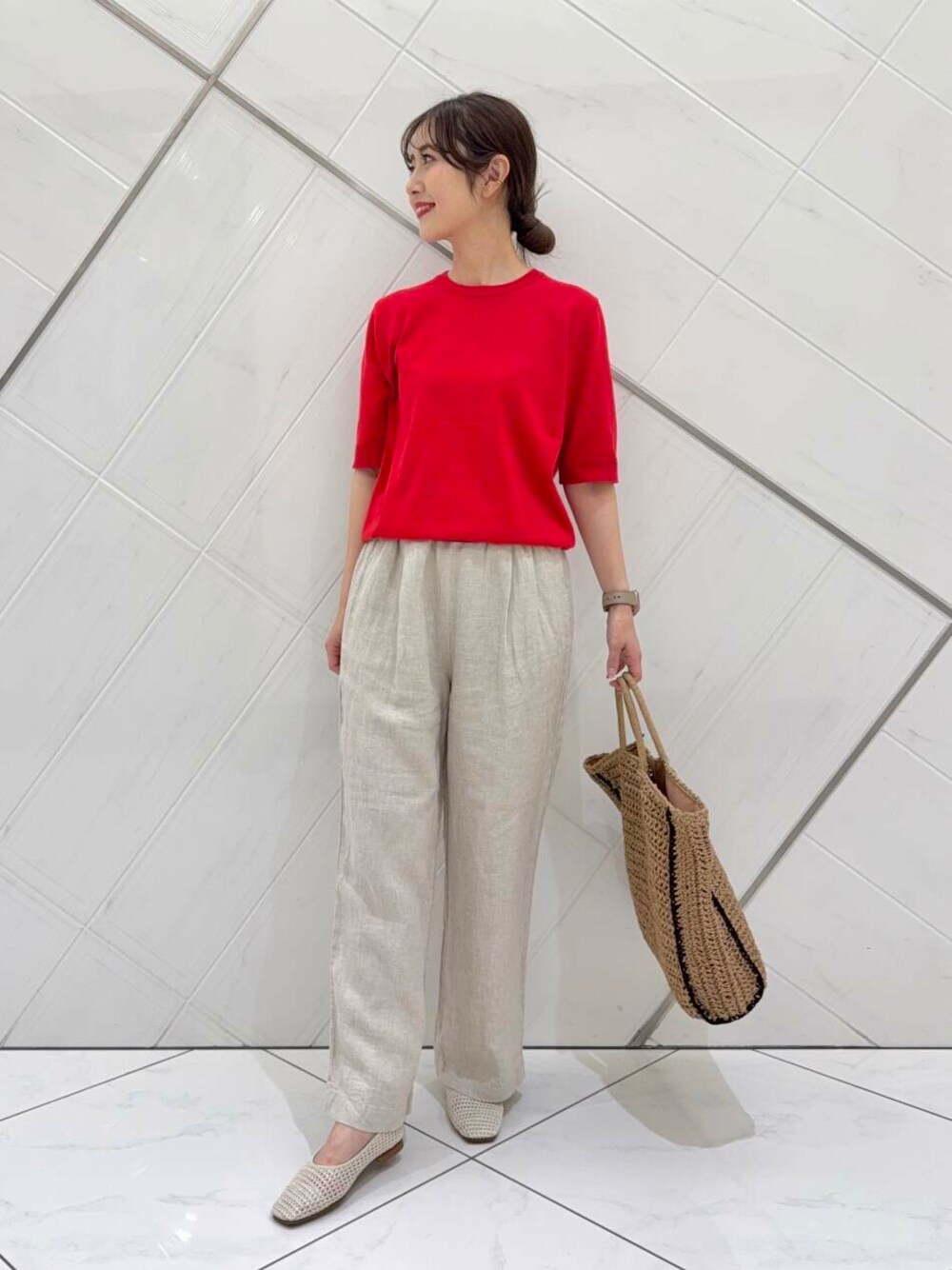 ベージュ系のその他パンツ、ベージュ系のトートバッグ、ホワイト系のバレエシューズを着用したレディースの春コーディネートの1枚目の写真