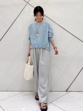 「URBAN RESEARCH DOORS（アーバンリサーチドアーズ）のストライプタックイージーパンツ（その他パンツ、グレー系）」を使った、井上　裕美さん（レディース・158cm）の春コーディネート