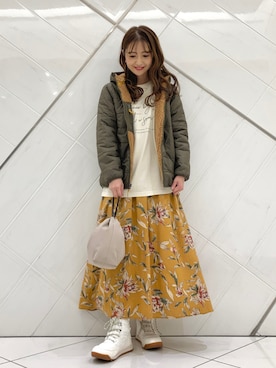 「URBAN RESEARCH DOORS（アーバンリサーチドアーズ）のレーヨン大花柄スカート（スカート）」を使った、井上　裕美さん（レディース・158cm）の秋コーディネート