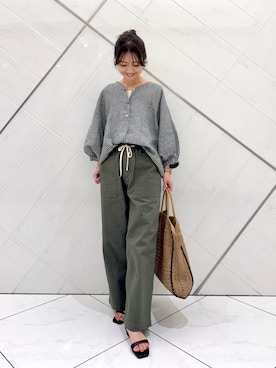 「URBAN RESEARCH DOORS（アーバンリサーチドアーズ）のコットンベーカーパンツ（その他パンツ、グリーン系）」を使った、井上　裕美さん（レディース・158cm）の春コーディネート