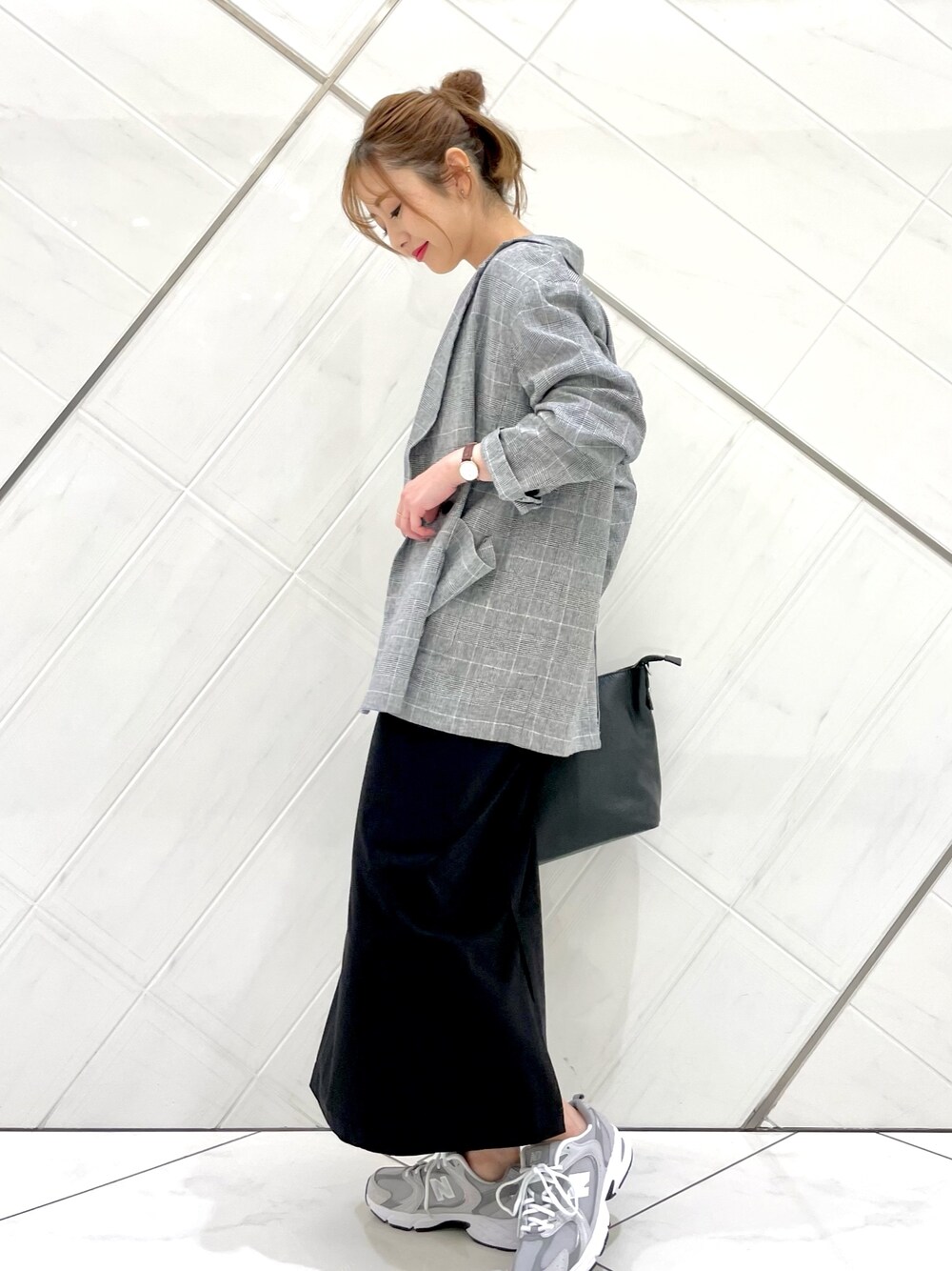 「スニーカー、タイトスカート、ジャケット、ロゴT、New Balance、スニーカーコーデ、お出かけコーデ、ママコーデ、URBAN RESEARCH DOORS、春服コーデ」｜「MARCO BIANCHINIのMARCO BIANCHINI　ビッグトート（トートバッグ、ブラック系）」を使った、イノウエ ユミさん（レディース・158cm）の春コーディネートの1枚目の写真