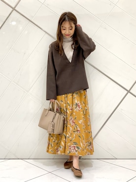 「URBAN RESEARCH DOORS（アーバンリサーチドアーズ）のレーヨン大花柄スカート（スカート）」を使った、井上　裕美さん（レディース・158cm）の秋コーディネート