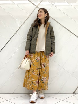 「URBAN RESEARCH DOORS（アーバンリサーチドアーズ）のレーヨン大花柄スカート（スカート）」を使った、井上　裕美さん（レディース・158cm）の秋コーディネート