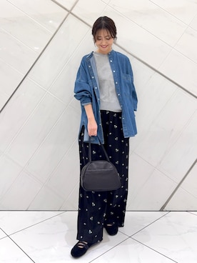 「URBAN RESEARCH DOORS（アーバンリサーチドアーズ）のフラワー刺繍イージーパンツ（その他パンツ、ブラック系）」を使った、井上　裕美さん（レディース・158cm）の春コーディネート