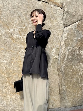 「URBAN RESEARCH ROSSO（アーバンリサーチロッソ）の『WEB限定』ドッキングペプラムカーディガン（ニット/セーター、ブラック系）」を使った、井上　裕美さん（レディース・158cm）の春コーディネート