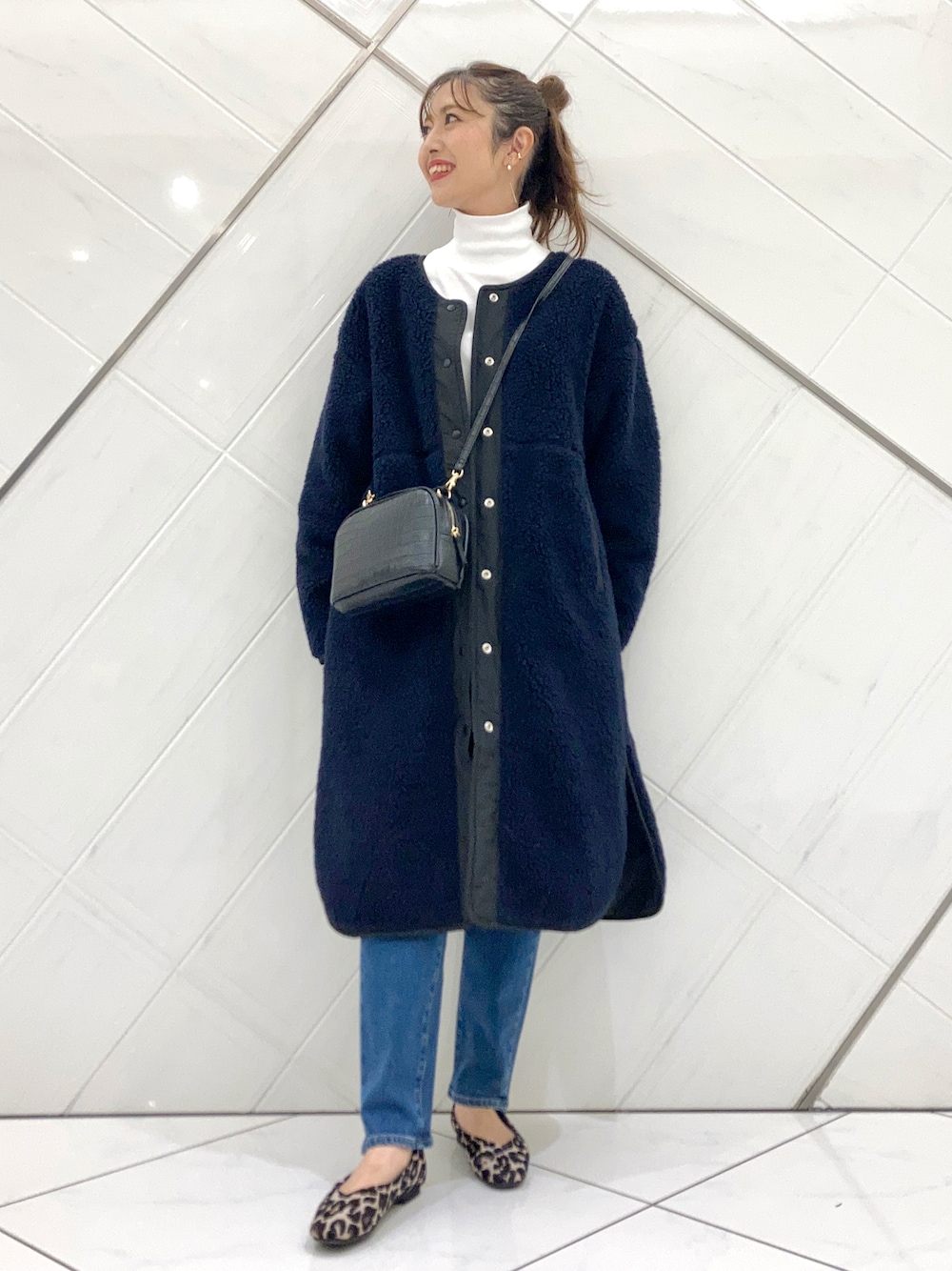 ブルー系のデニムパンツ、ブルー系のノーカラージャケット、その他のバレエシューズを着用したレディースの秋コーディネートの1枚目の写真