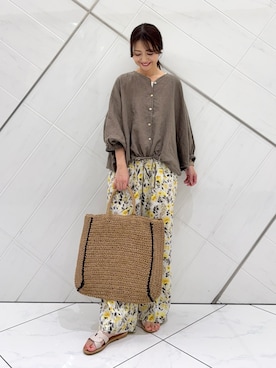 「URBAN RESEARCH DOORS（アーバンリサーチドアーズ）の『WEB/一部店舗限定カラー』フラワープリントイージーパンツ（その他パンツ、ホワイト系）」を使った、井上　裕美さん（レディース・158cm）の春コーディネート