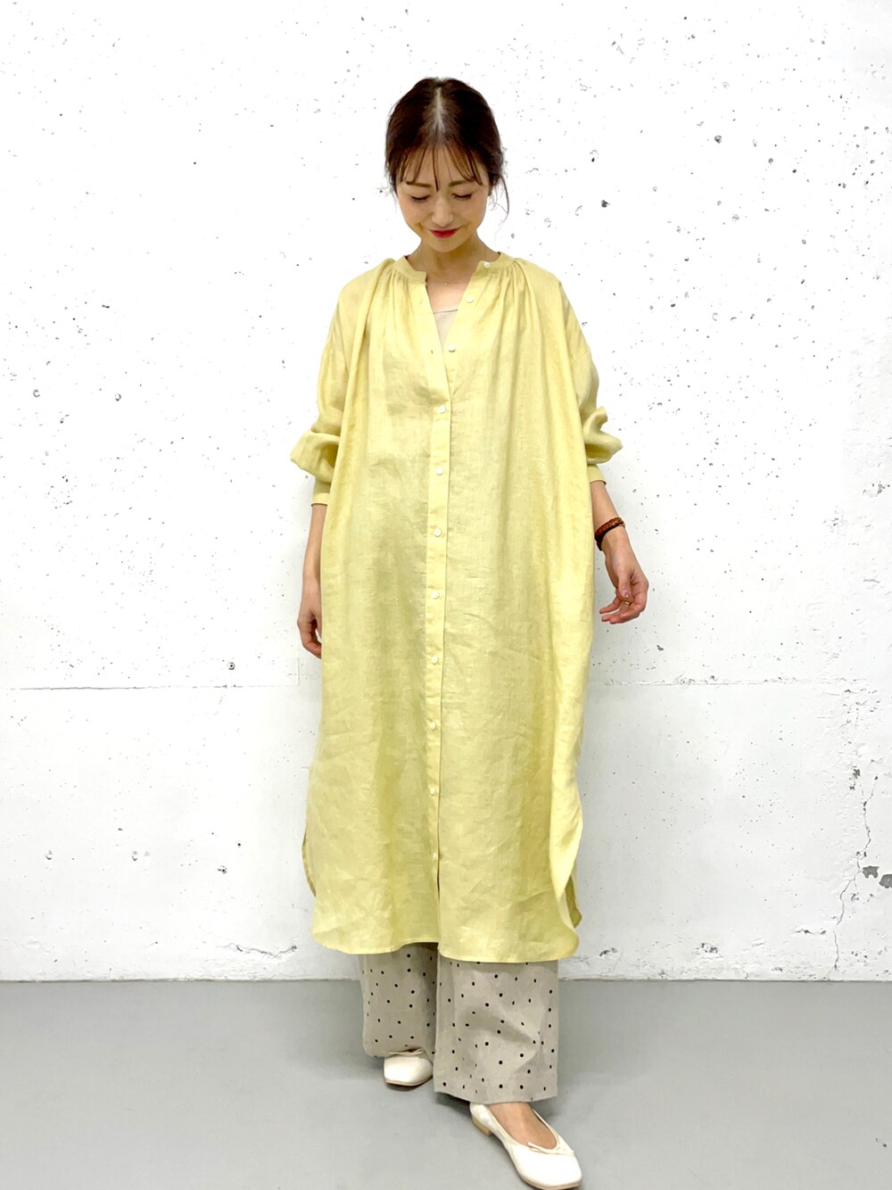 「カジュアル、イエロー、ドット、バレエシューズ、リネン、シャツワンピ、リラックススタイル、URBAN RESEARCH DOORS、リネンワンピース、アーバンリサーチドアーズ」｜「URBAN RESEARCH DOORSのリップルベーシックタンクトップ（タンクトップ、ベージュ系）」を使った、井上　裕美さん（レディース・158cm）の冬コーディネートの1枚目の写真