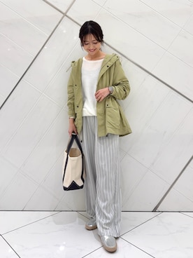 「URBAN RESEARCH DOORS（アーバンリサーチドアーズ）のストライプタックイージーパンツ（その他パンツ、グレー系）」を使った、井上　裕美さん（レディース・158cm）の春コーディネート