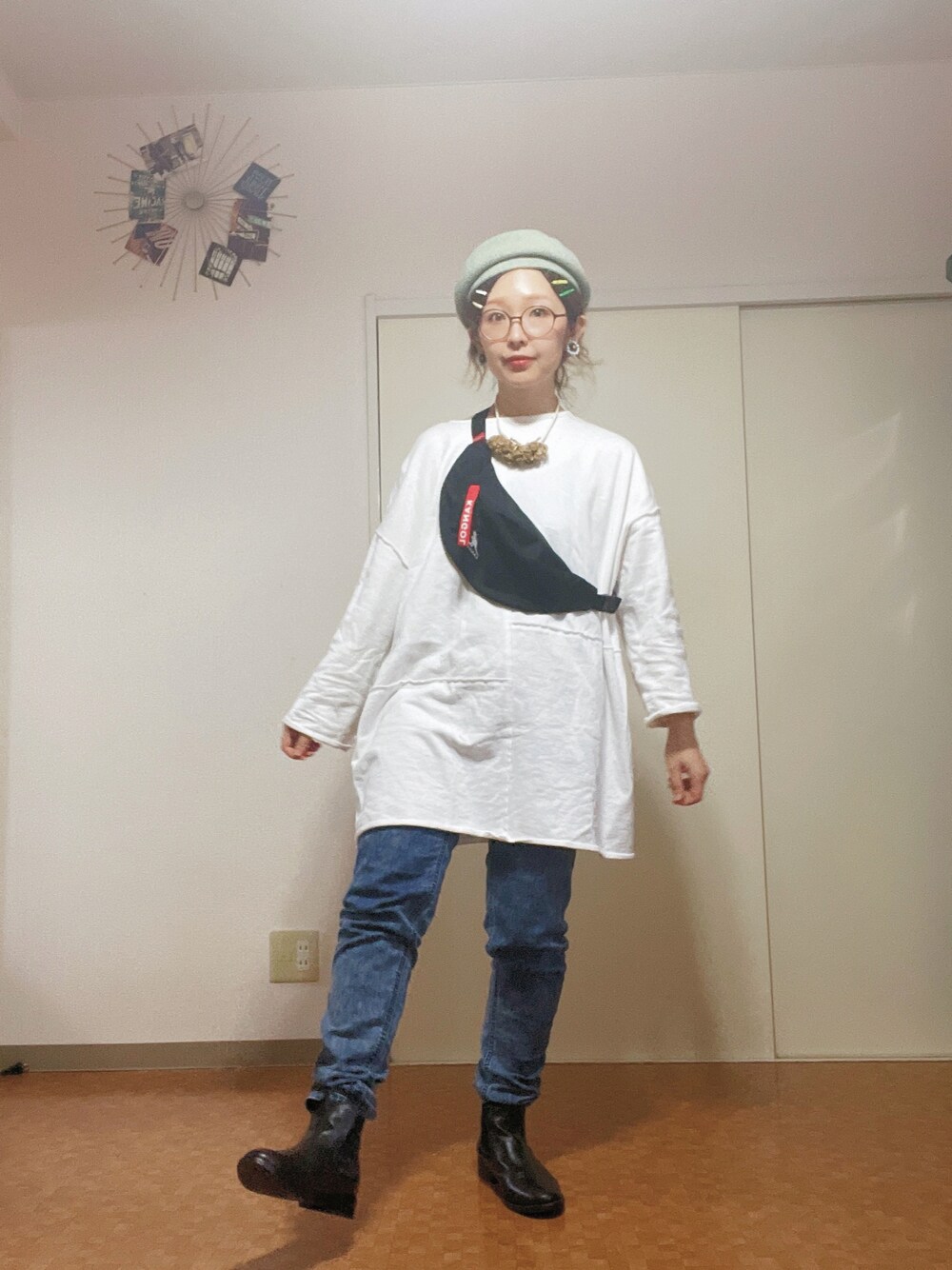 ホワイト系のTシャツ/カットソー、イエロー系のヘアピン、ピンク系のマスクを着用したレディースの秋コーディネートの1枚目の写真