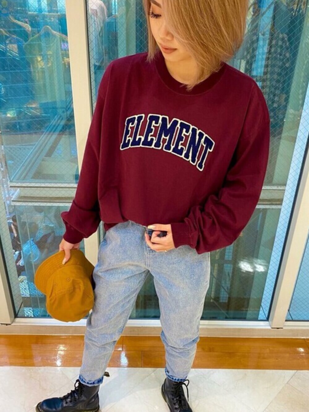 「element、Dr.Martens、シンプルコーデ、カジュアル、オーバーサイズ、秋のコーデ、ストリート、スタッフコーデ、ムラサキスポーツ、ムラスポ」｜「ELEMENTのELEMENT/エレメント   ビッグシルエット  カレッジ風ロゴロンT   BB024-079（Tシャツ/カットソー、レッド系）」を使った、murasaki_officialさん（レディース・165cm）の秋コーディネートの1枚目の写真