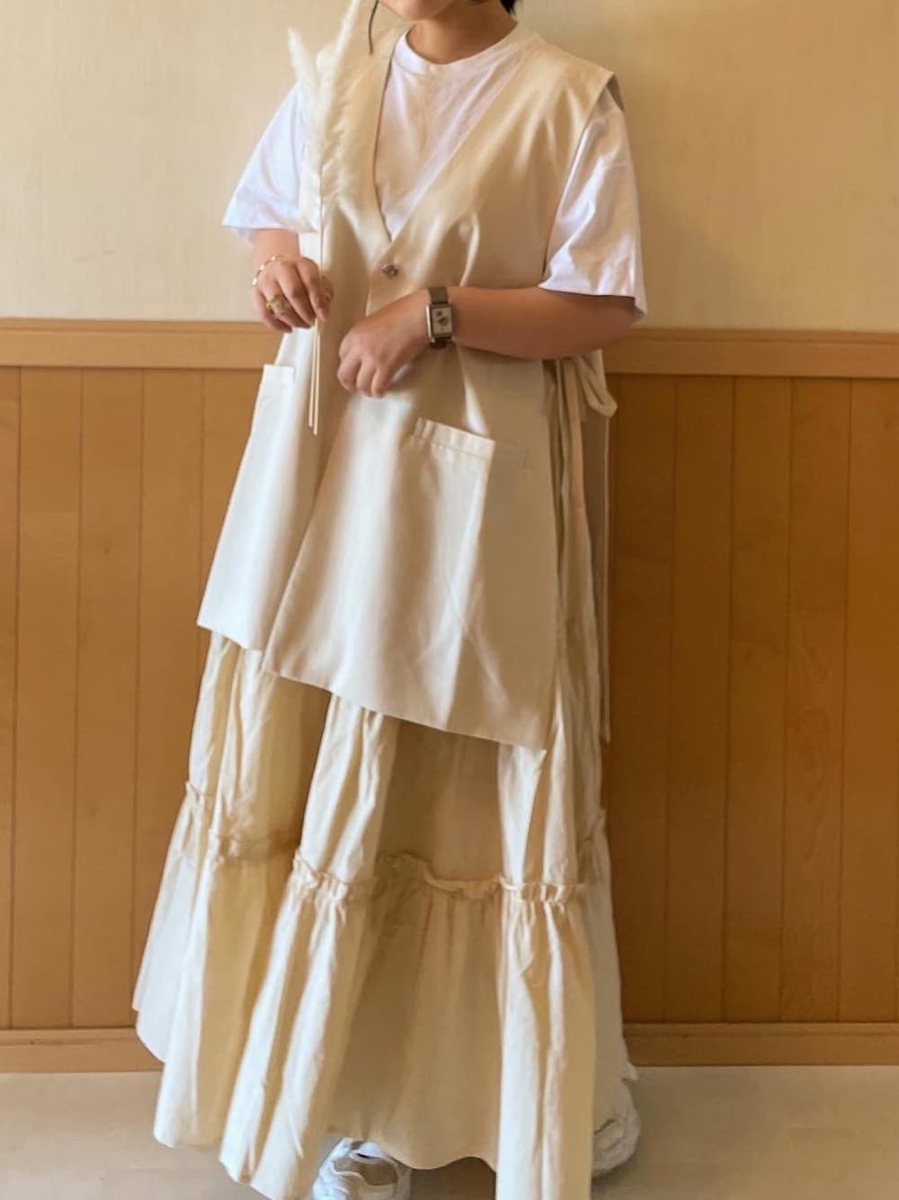 「UNIQLO、きれいめカジュアル、マーメイドスカート、休日スタイル、夏コーデ、カジュアルコーデ、ゆるコーデ、低身長コーデ、大人カジュアル、スニーカー、白Tシャツ、着回しコーデ、ジレ、淡色女子、プチプラコーデ」｜「byYOUANCEのノーカラーリボンベスト（ベスト、ホワイト系）」を使った、ルナさん（レディース・154cm）の夏コーディネートの1枚目の写真