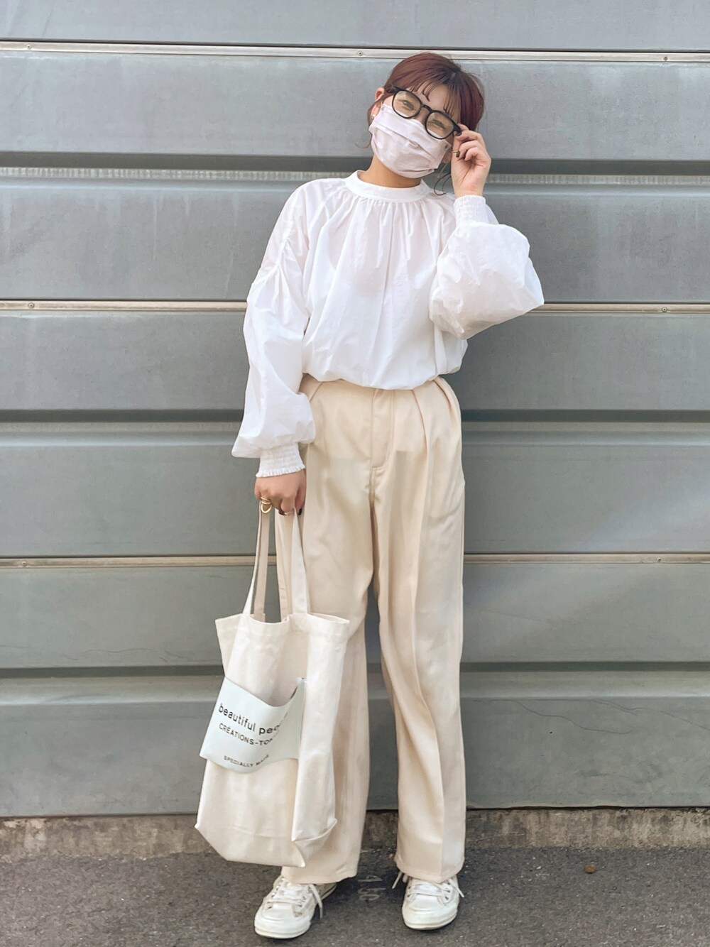 「はじめましてコーデ、春コーデ、オトナカジュアル、スニーカーコーデ、ootd、シンプル、着回しコーデ、お花見、低身長、カジュアル、ワントーンコーデ、プチプラ、淡色コーデ、大人カジュアル、ブラウス」｜「LOWRYS FARMのスモッキングブラウスＬＳ　895072（シャツ/ブラウス、ホワイト系）」を使った、ルナさん（レディース・154cm）の春コーディネートの1枚目の写真