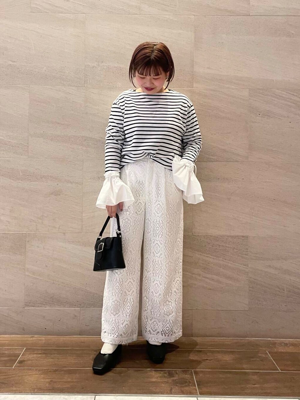 「カジュアル、プルオーバー、春コーデ、着回しコーデ、ROSSO、レースパンツ、ボーダーtシャツ、ボーダーコーデ、トレンドコーデ、細見えコーデ、キレイめコーデ、花見コーデ、大人キレイめコーデ、アミュプラザ博多、urアミュプラザ博多」｜「URBAN RESEARCH ROSSO WOMENのレースワイドパンツ（その他パンツ、ホワイト系）」を使った、ルナさん（レディース・154cm）の冬コーディネートの1枚目の写真