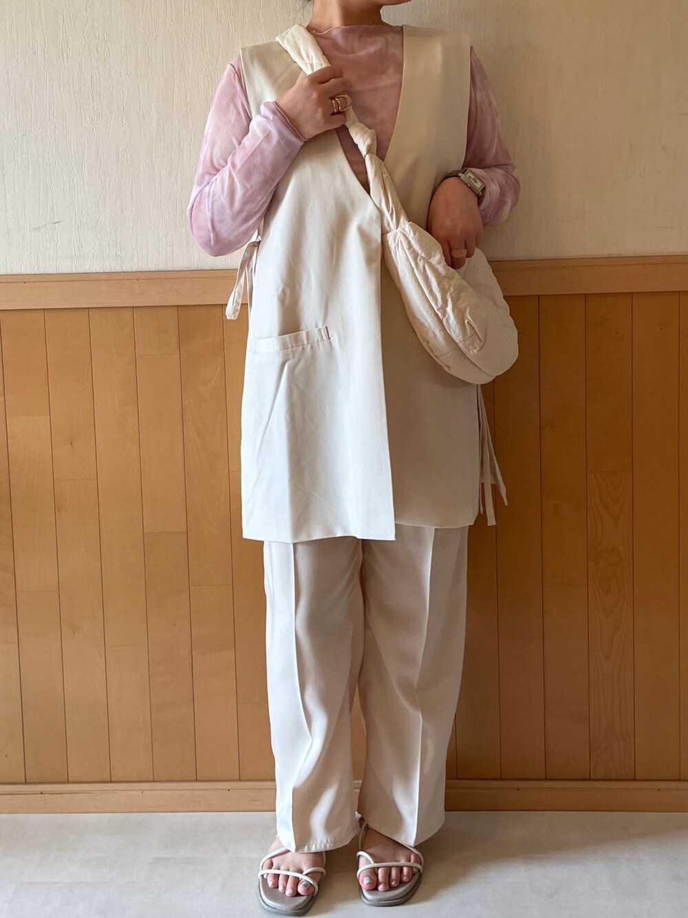 「Coming soon…、ピンク、きれいめカジュアル、休日スタイル、トートバッグ、着回しコーデ、シンプルコーデ、プチプラ、春夏コーデ、オトナ女子、低身長コーデ、カラー×コーデ、ベストコーデ、シアートップス、サンダル」｜「UNIQLOのアイテム（シューズ、ホワイト系）」を使った、ルナさん（レディース・154cm）の夏コーディネートの1枚目の写真