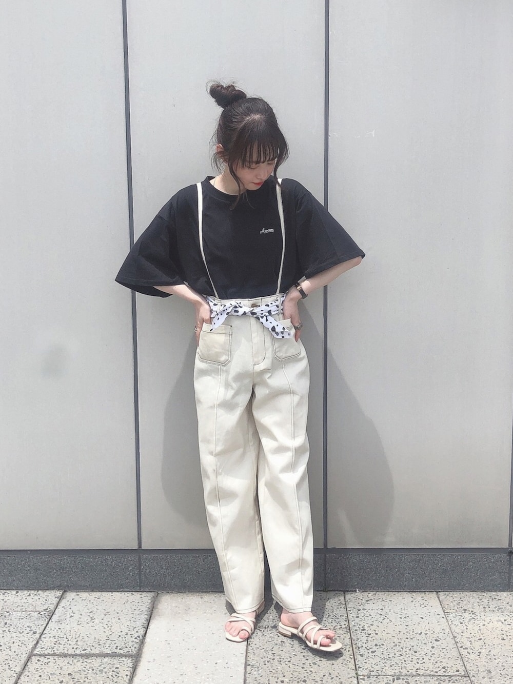 「モノトーン、プチプラ、Areeam、disney、101匹わんちゃん、トングサンダル、Tシャツ、プリントT、earthstaff、earth music&ecology」｜「Areeamのアイテム（Tシャツ/カットソー、ブラック系）」を使った、˚࿀̊˚さん（レディース・158cm）の夏コーディネートの1枚目の写真