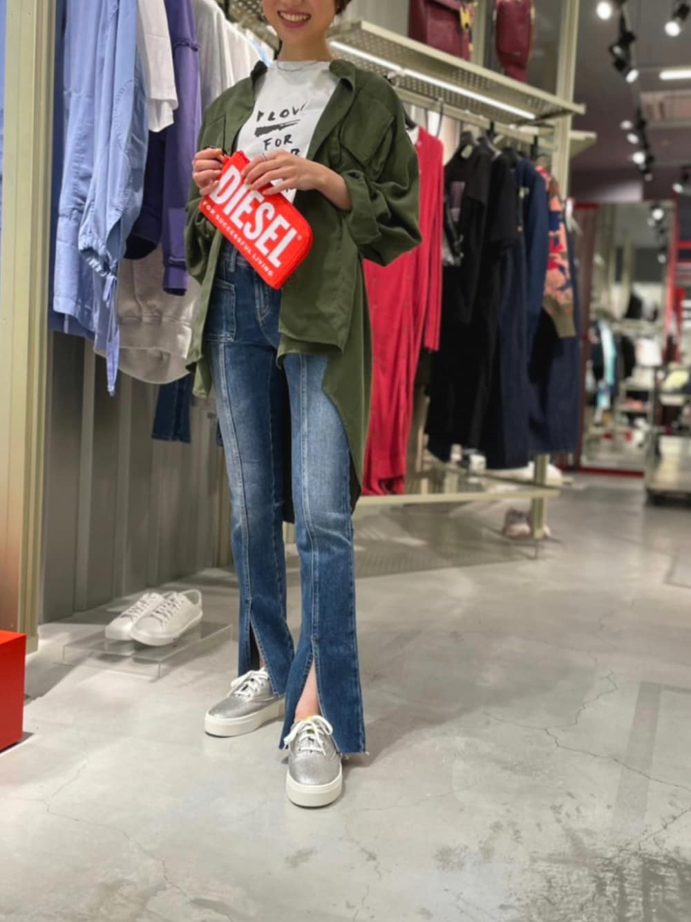 「DIESEL、ディーゼル、デニム」｜「DIESELのDIESEL FW21 サステナブル デニム レディース フレア スキニー スリット（デニムパンツ、ブルー系）」を使った、ぽんさん（レディース・157cm）の夏コーディネートの1枚目の写真