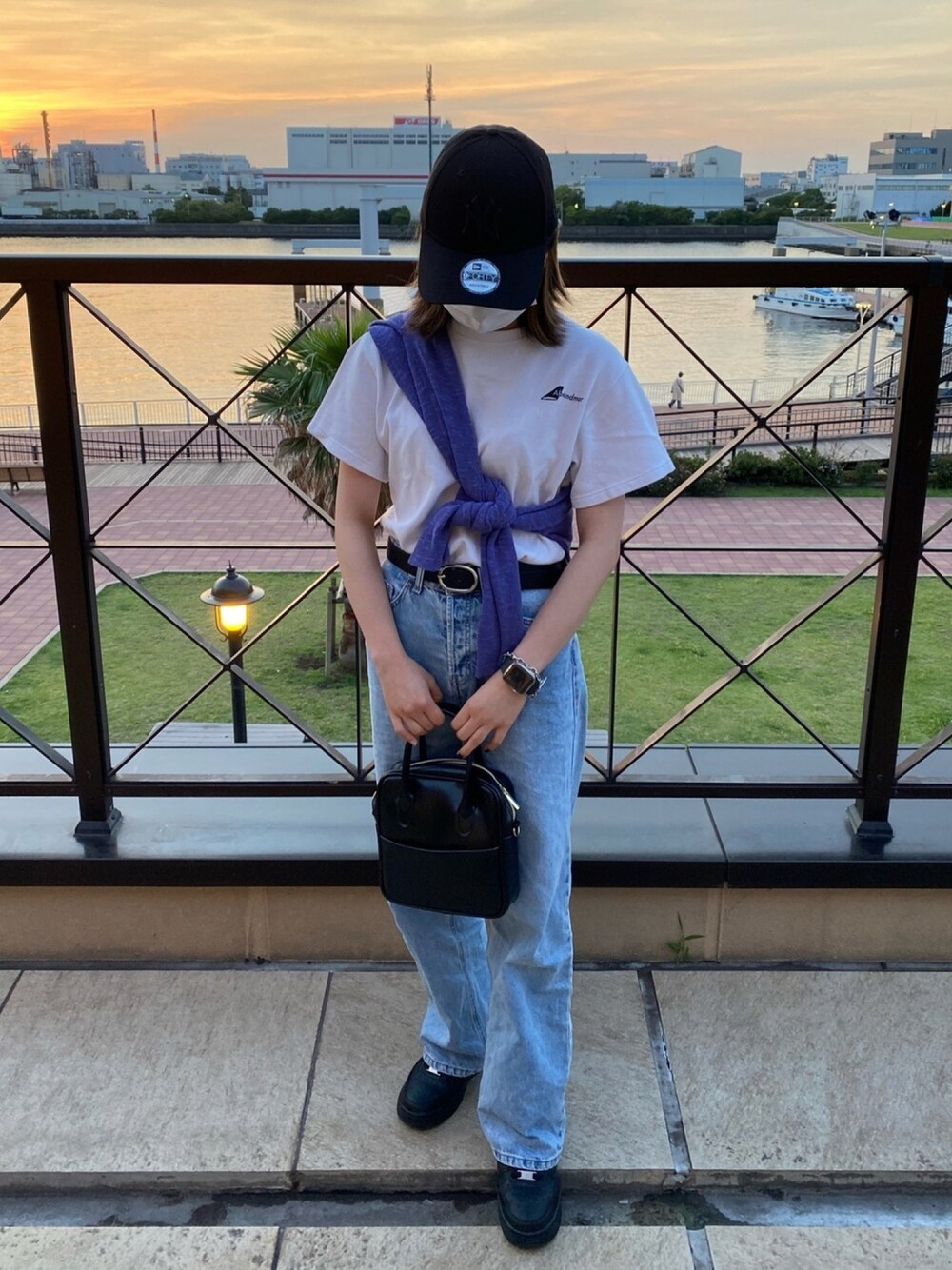 「白Tシャツ、デニム、キャップ、ニューエラ、スニーカー、エアフォースワン、たすき掛け、カーディガン、初夏コーデ、ootd」｜「H&Mのアイテム（デニムパンツ、ブルー系）」を使った、mさん（レディース・158cm）の夏コーディネートの1枚目の写真