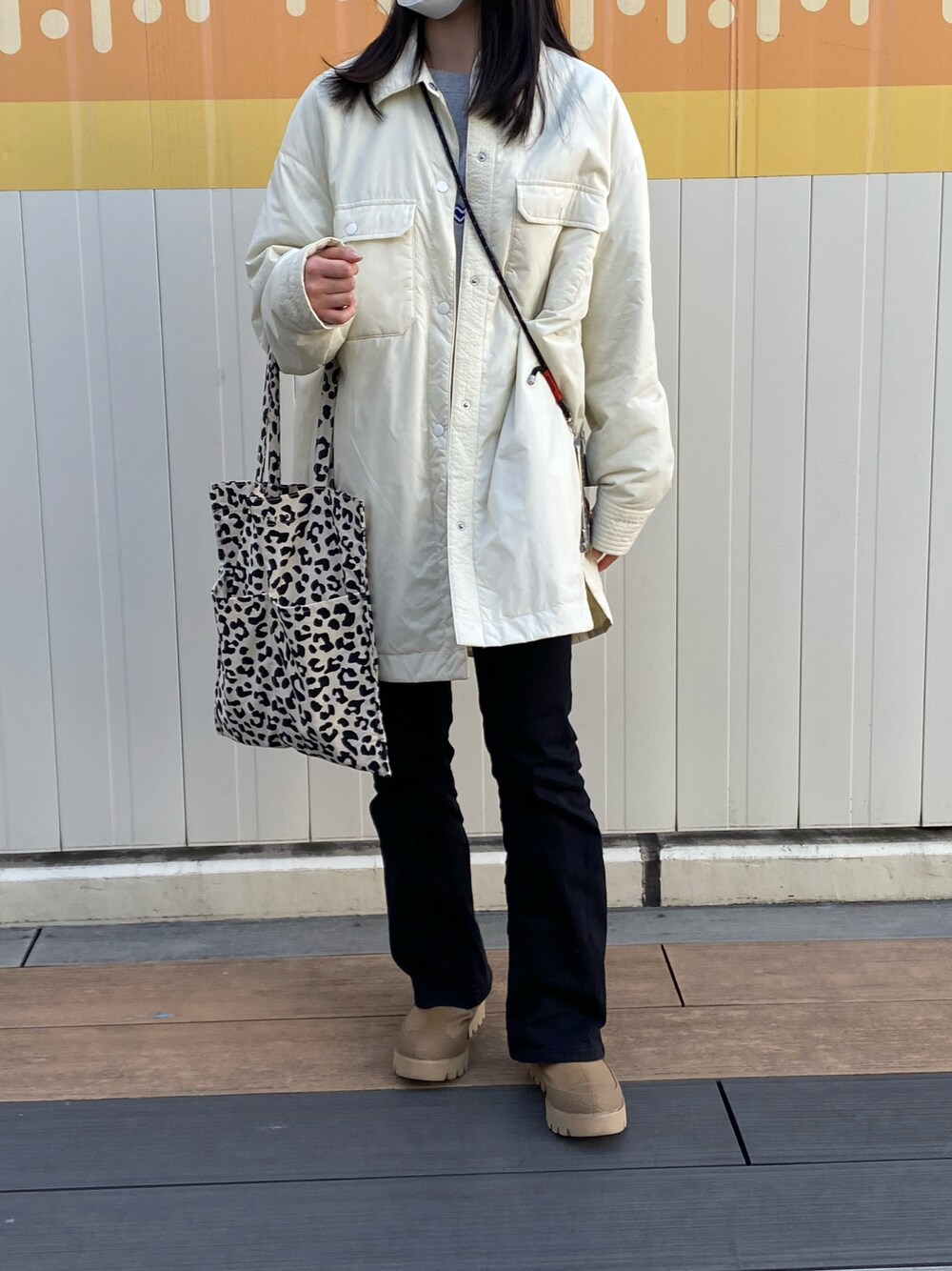 「フレアパンツ、ナカワタジャケット、ブーツ、レオパード、春服、シンプルコーデ、大人カジュアル」｜「PAGEBOYのフレアフィットジーンズ（デニムパンツ、ブラック系）」を使った、mさん（レディース・158cm）の春コーディネートの1枚目の写真