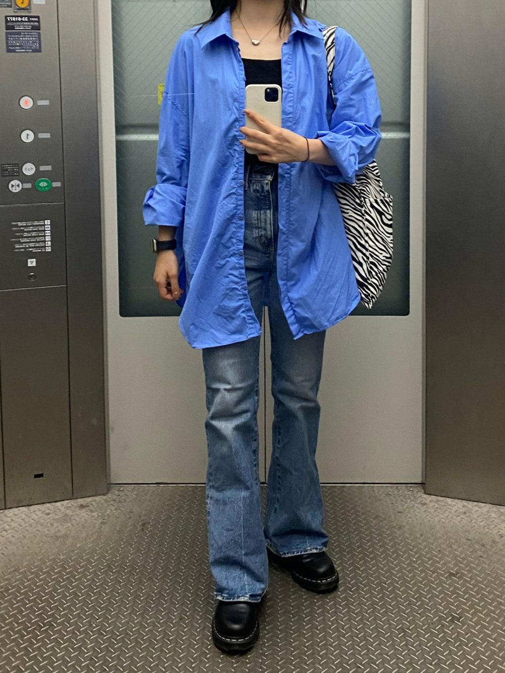 「シャツ、blue、デニム、フレアパンツ、マーチン、Dr.Martens、ゼブラ柄、秋コーデ、カジュアル」｜「Dr. MartensのDr.Martens ドクターマーチン 1460Z (BLACK SMOOTH WHITE STITCH ) 24758001（ブーツ、ブラック系）」を使った、mさん（レディース・158cm）の秋コーディネートの1枚目の写真