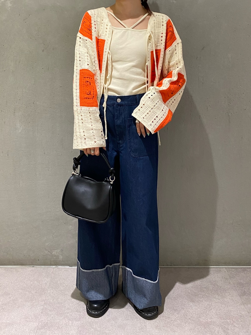 「カーディガン、デニム、バギーパンツ、Dr.Martens、春コーデ、カスタネ」｜「Kastaneの【サイズ展開あり】バギーデニムパンツ（デニムパンツ、ブルー系）」を使った、mさん（レディース・158cm）の春コーディネートの1枚目の写真
