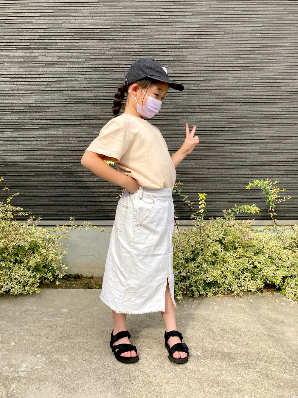 「キッズコーデ、プチプラ、Tシャツ、夏コーデ、休日コーデ、小学生女子、シンプルコーデ」｜「Guessのアイテム（キャップ、ブラック系）」を使った、Riinaさん（キッズ・120cm）の夏コーディネートの1枚目の写真