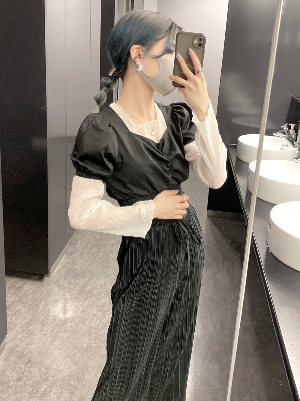 「GU、GUコーデ、サテンパンツ、プリーツパンツ、モノトーン、モノトーンコーデ、ブラックコーデ」｜「GUのアイテム（パンツ、ブラック系）」を使った、NANA🤍🦛さん（レディース・157cm）の夏コーディネートの1枚目の写真