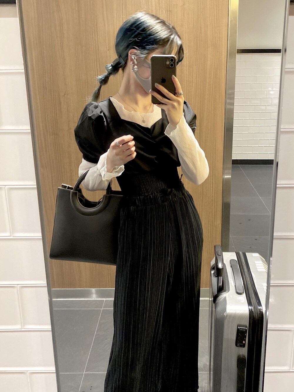 「ブラック、ブラックコーデ、黒、黒コーデ、GU、プリーツパンツ」｜「DISCOATのくり手配色スクエアトートバッグ（トートバッグ、ブラック系）」を使った、NANA🤍🦛さん（レディース・157cm）の夏コーディネートの1枚目の写真