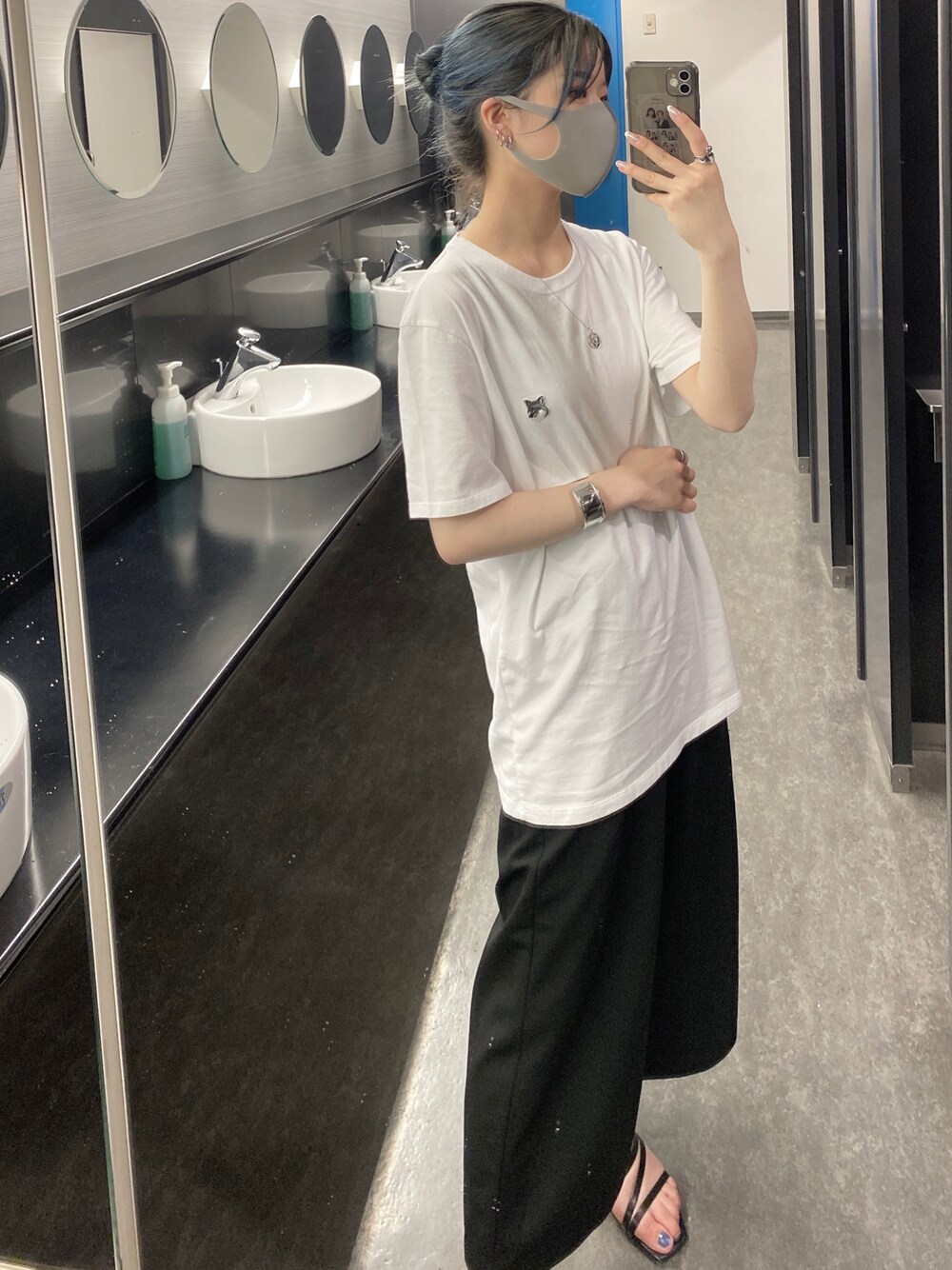 「メゾンキツネ、メゾンキツネ# MAISON KITSUNE、白ティー、白Tシャツ、白T、ラフコーデ、お団子ヘアー」｜「Maison Kitsuneのアイテム（Tシャツ/カットソー、ホワイト系）」を使った、NANA🤍🦛さん（レディース・157cm）の夏コーディネートの1枚目の写真