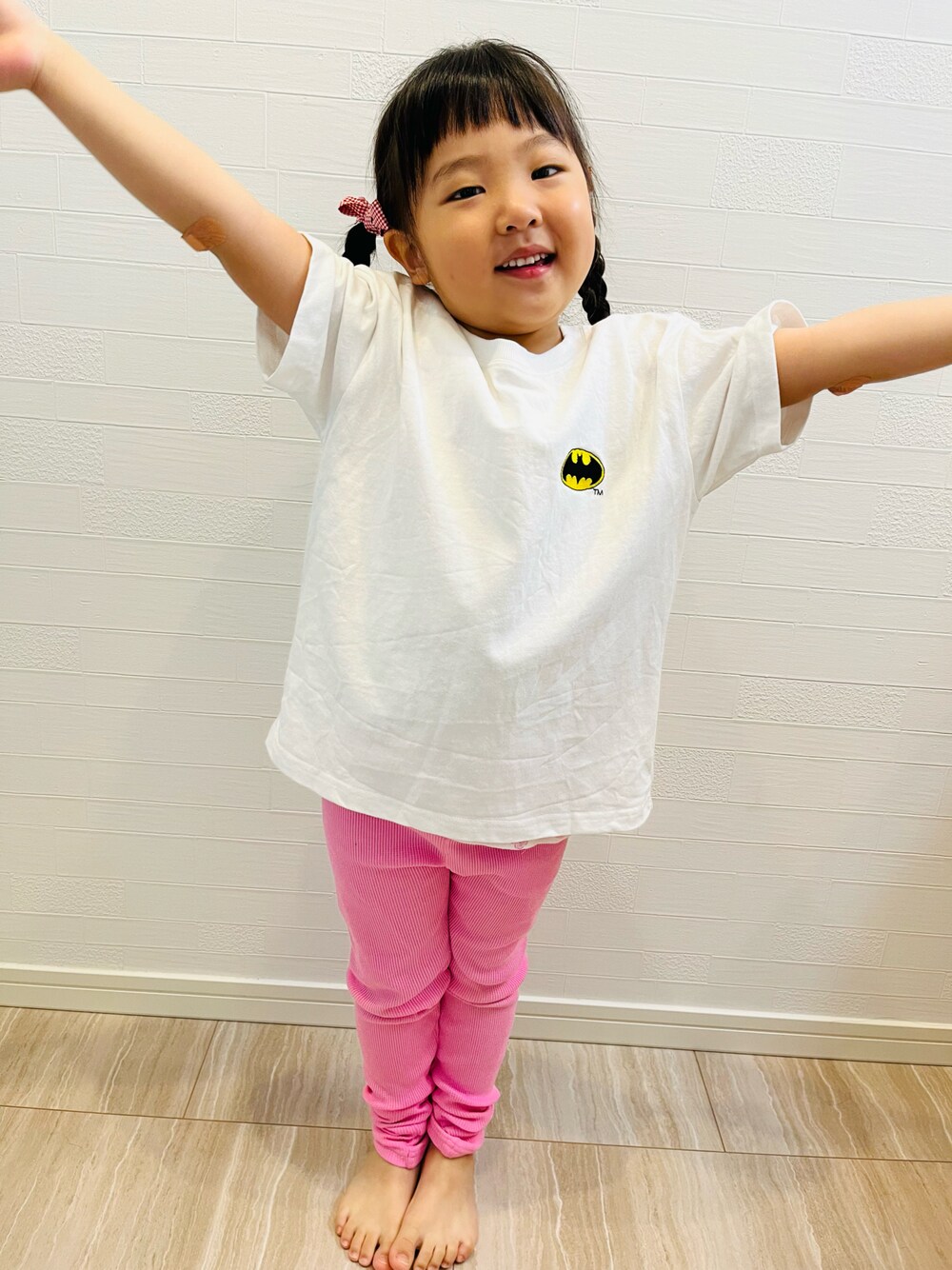 「BATMAN」｜「LOWRYS FARMのルーニー・テューンズＴシャツ/ワーナー・ブラザース100周年　192576（Tシャツ/カットソー、ホワイト系）」を使った、zuyuさん（キッズ・110cm）の春コーディネートの1枚目の写真