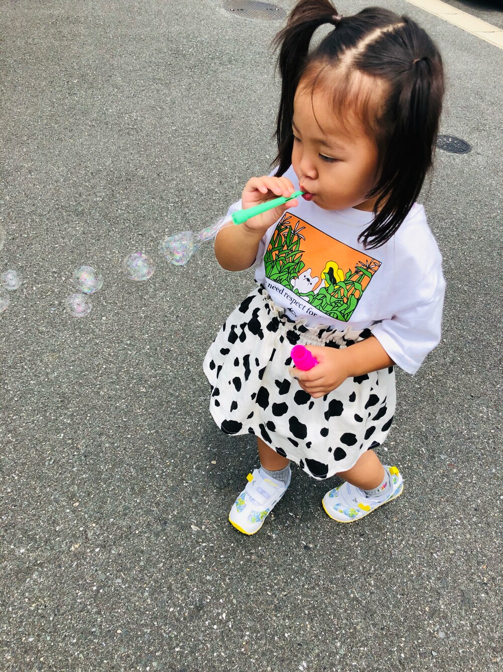 「asics、ダルメシアン柄」｜「CAMP7の【CAMP7】クマイラストＴシャツ（Tシャツ/カットソー、ホワイト系）」を使った、zuyuさん（キッズ・100cm）の夏コーディネートの1枚目の写真